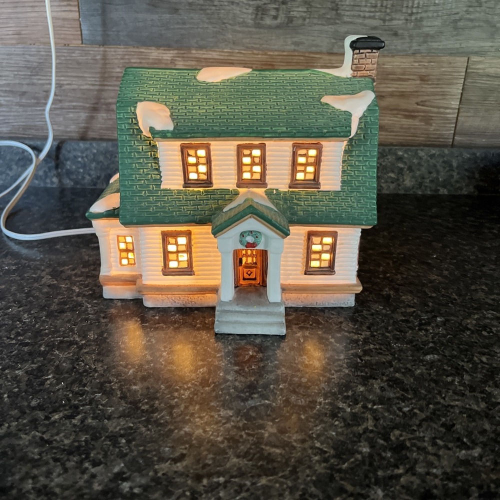 Heartland Valley Village House Cottage‎ Porcelain Lighted House Christmas O'Well